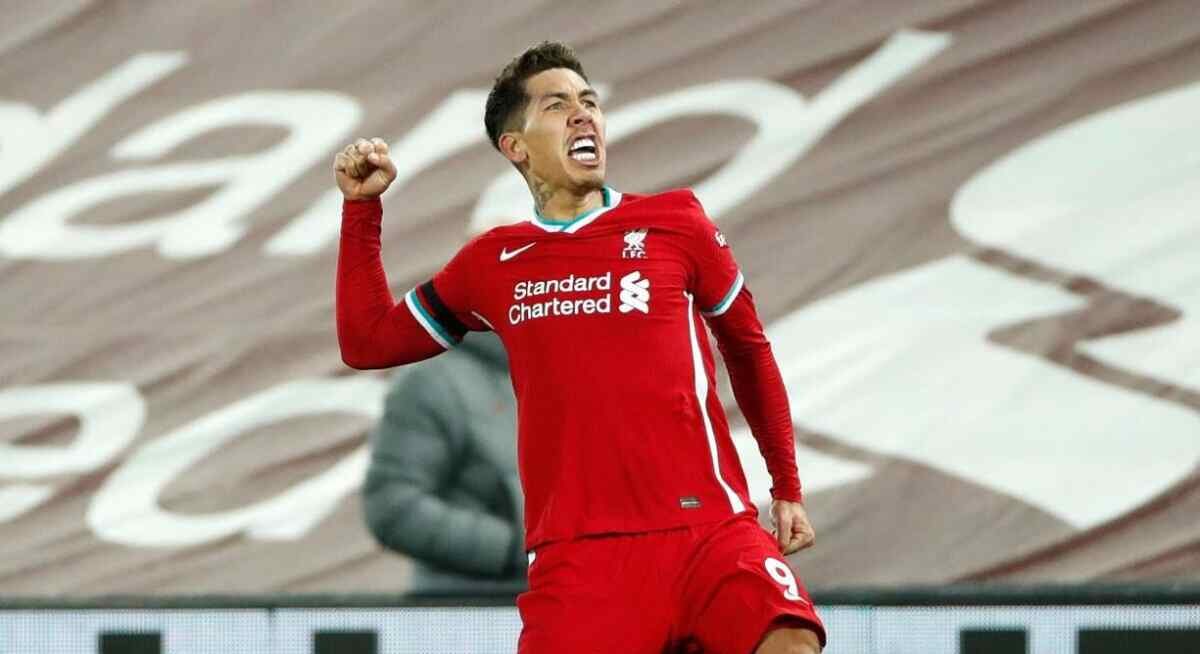 Brasileiro Roberto Firmino comemorando gol com a camisa do Liverpool