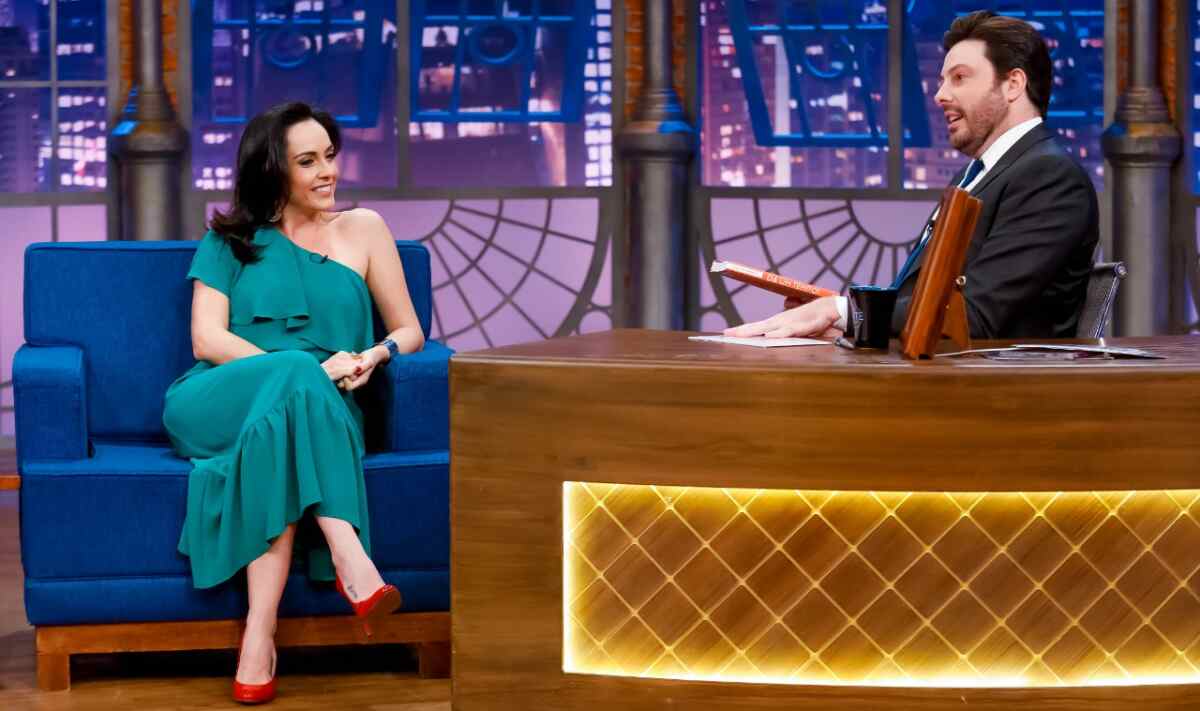 Izabella Camargo e Danilo Gentili no estúdio do The Noite