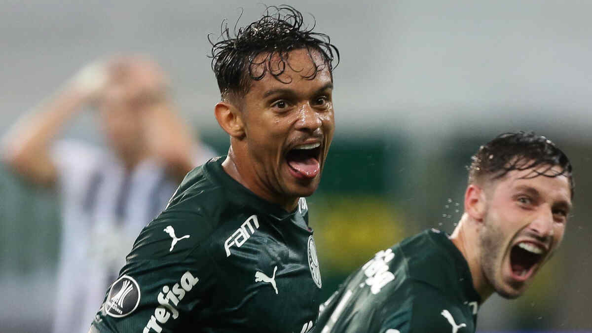 Gustavo Escarpa comemorando gol com a camisa do Palmeiras na Libertadores, em jogo transmitido pelo SBT