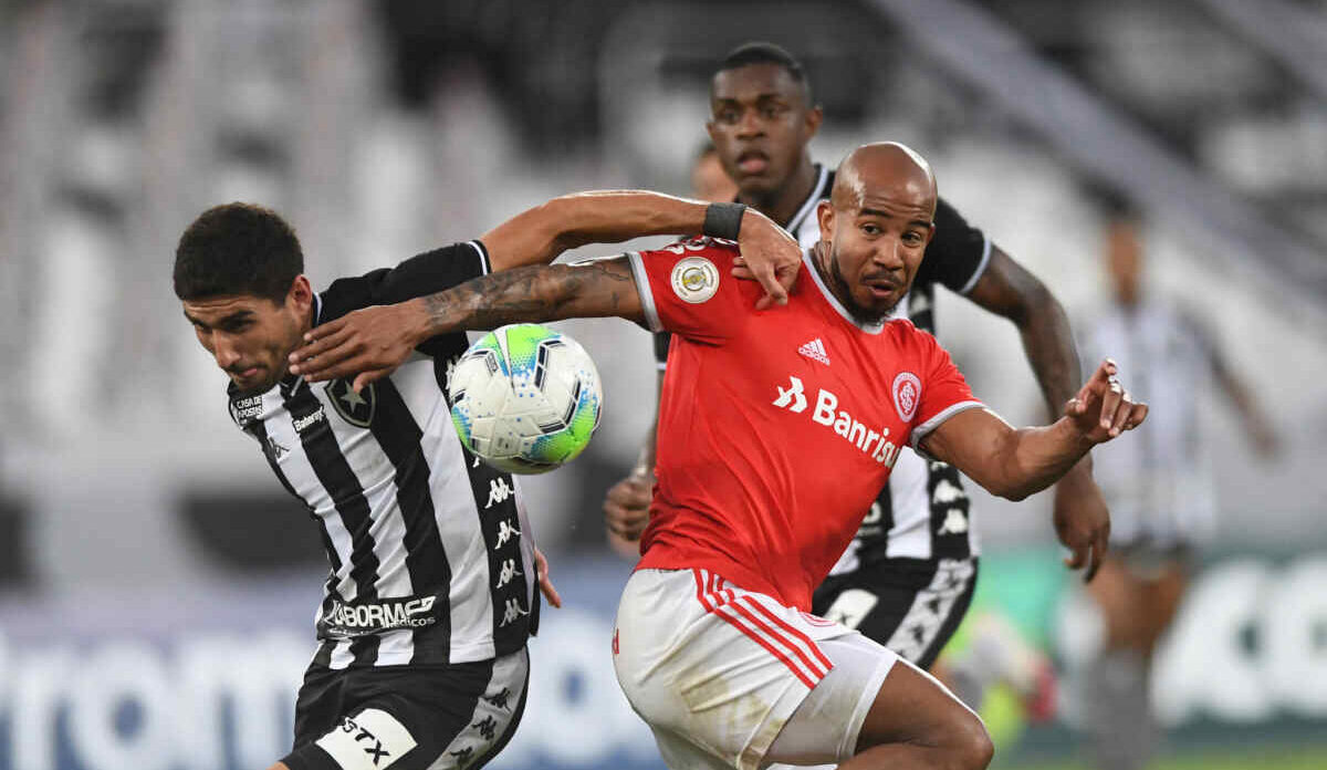 Jogadores de Internacional e Botafogo durante a partida do primeiro turno