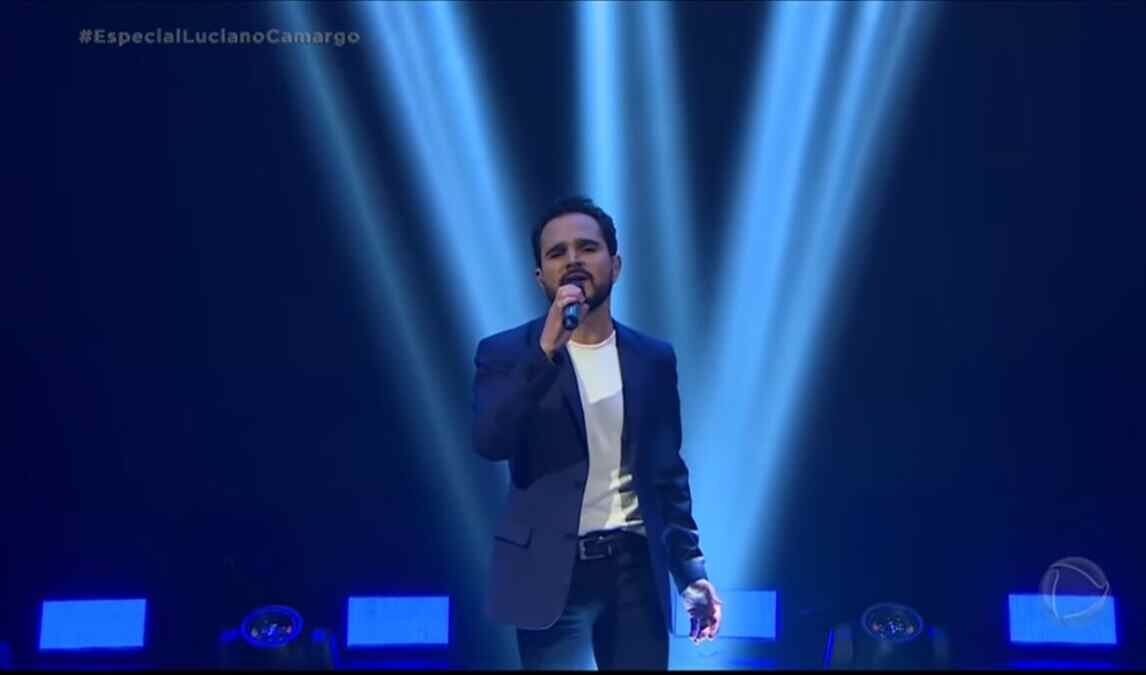 Luciano Camargo cantando Haja Luz no especial Tempo da Record TV