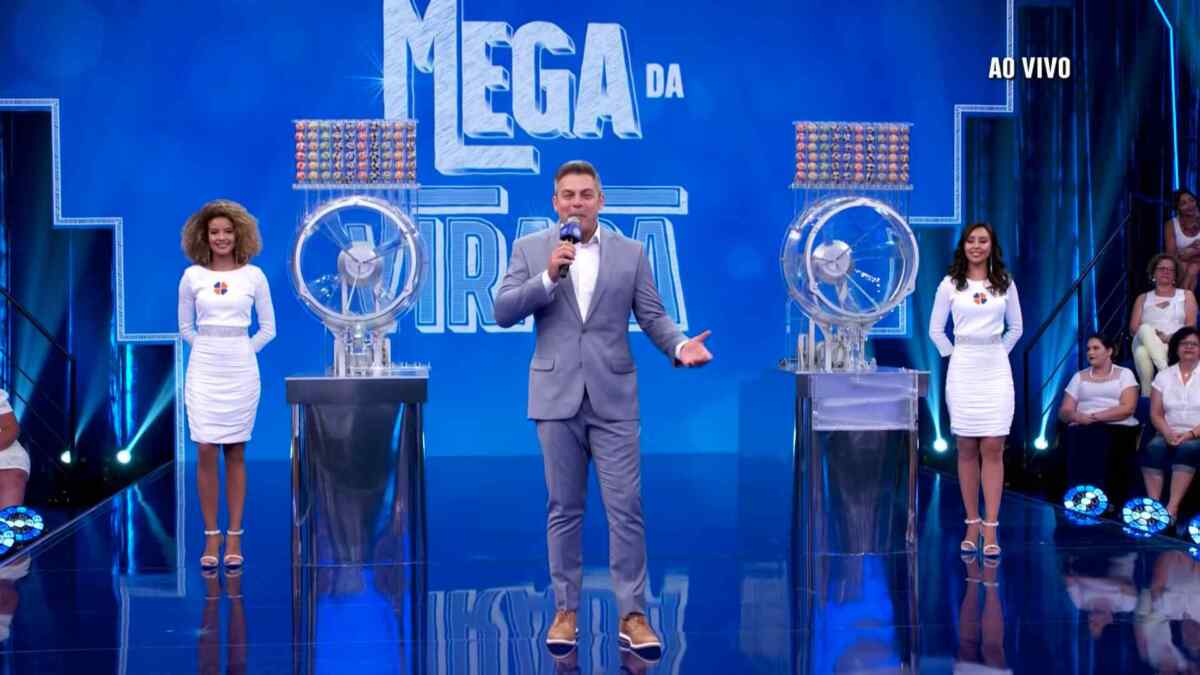 Luigi Baricelli apresentando o sorteio da Mega da Virada