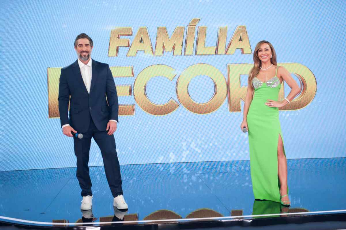 Marcos Mion e Sabrina Sato no estúdio do Família Record