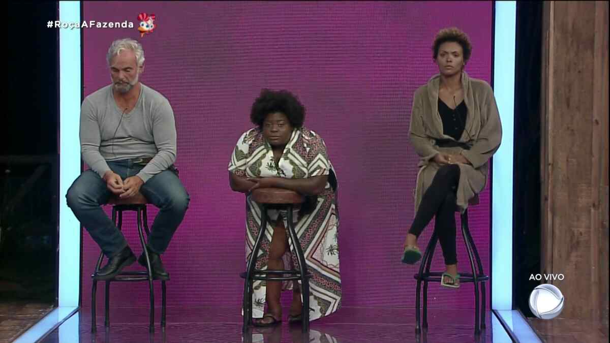 Mateus Carrieri, Jojo Todynho e Lidi Lisboa sentados nos banquinhos da 14ª roça de A Fazenda 12.