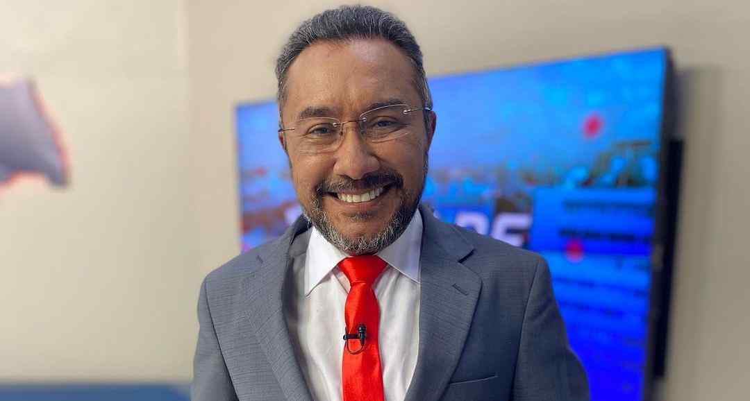 Samuka Duarte no cenário do programa Correio Verdade, que ele apresentava na afiliada da Record TV da Paraíba