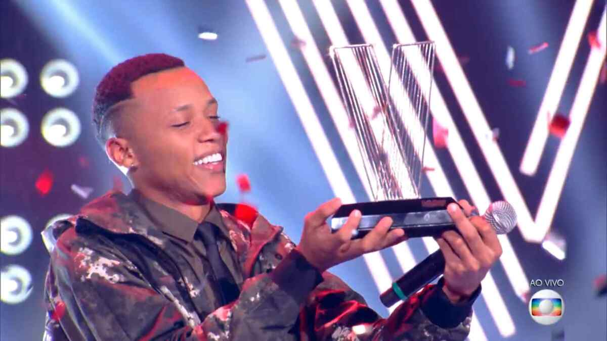 Victor Alves recebe troféu do The Voice Brasil 2020