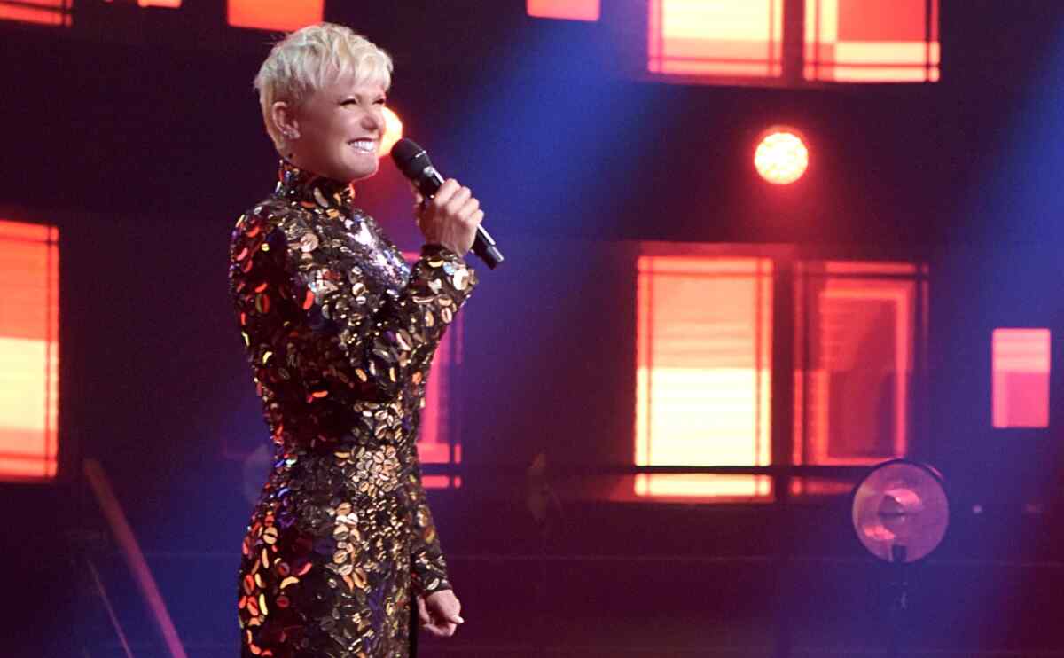 Xuxa apresentando o Canta Comigo Especial - All Stars, na Record TV