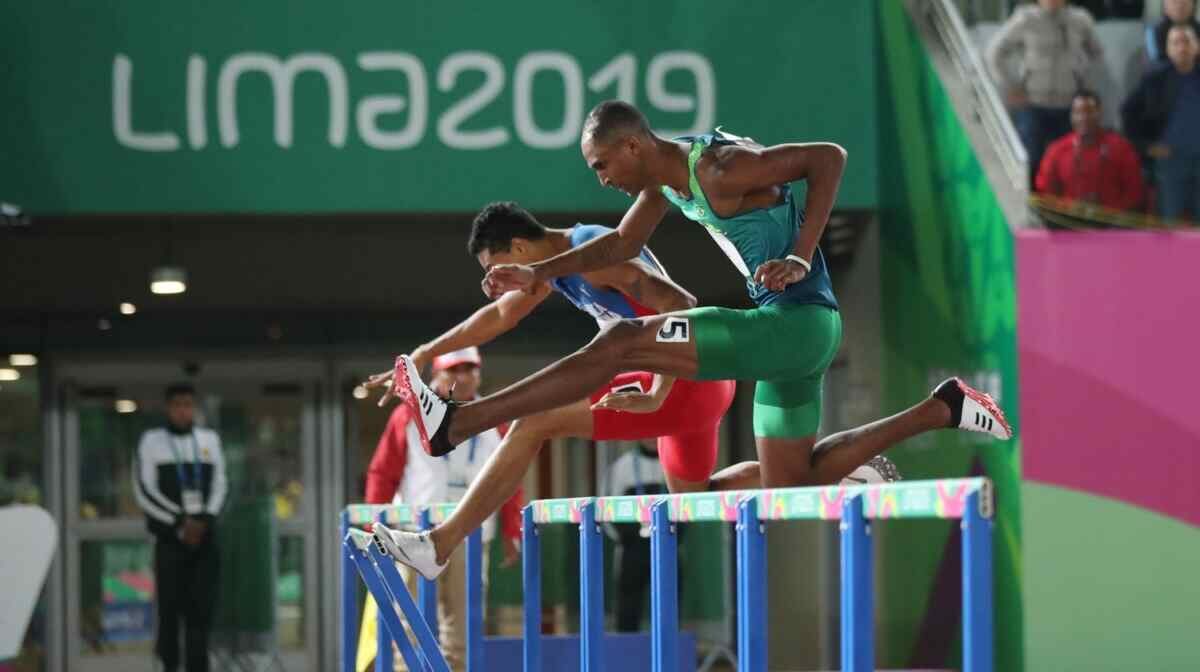 Atleta brasileiro disputando uma das etapas da prova de atletismo durante os Jogos Pan-Americanos de 2019, em Lima