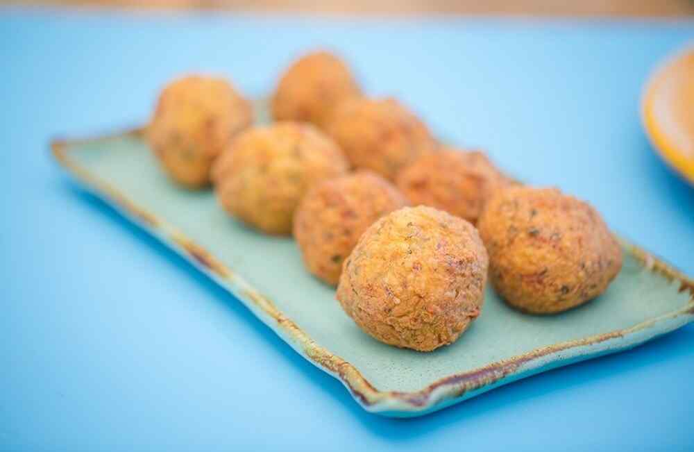 Bolinhos de peixe com molho de ervas e mostarda, uma receita de Rodrigo Hilbert