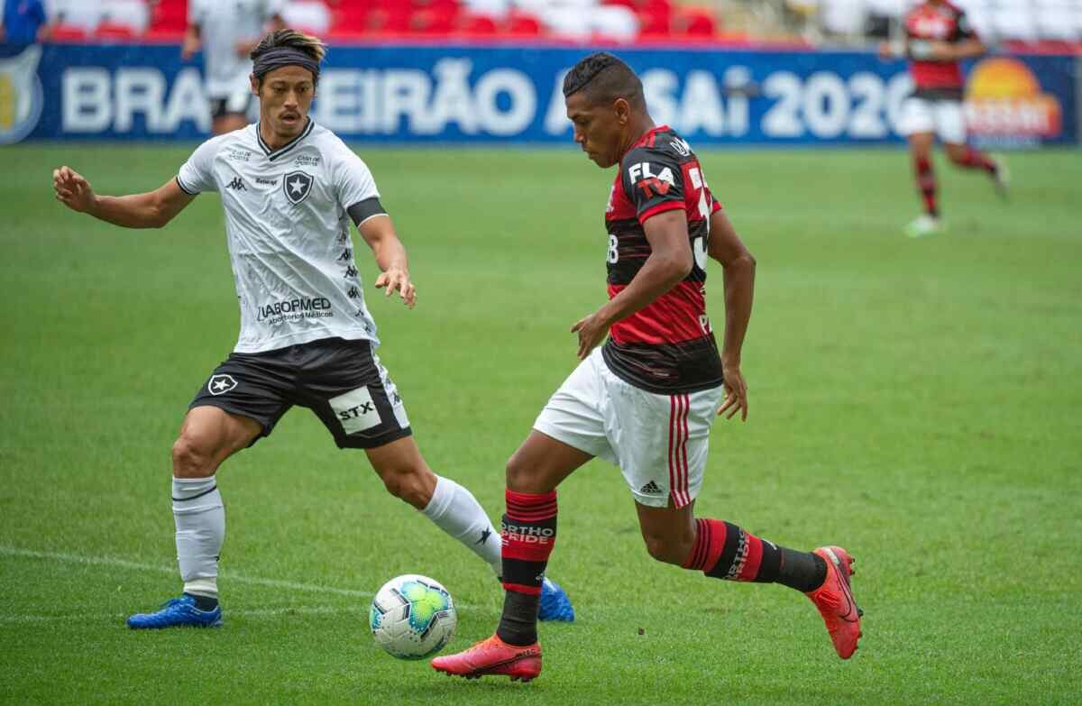 Honda do Botafogo e Pedro Rocha do Flamengo disputando bola no jogo do primeiro turno