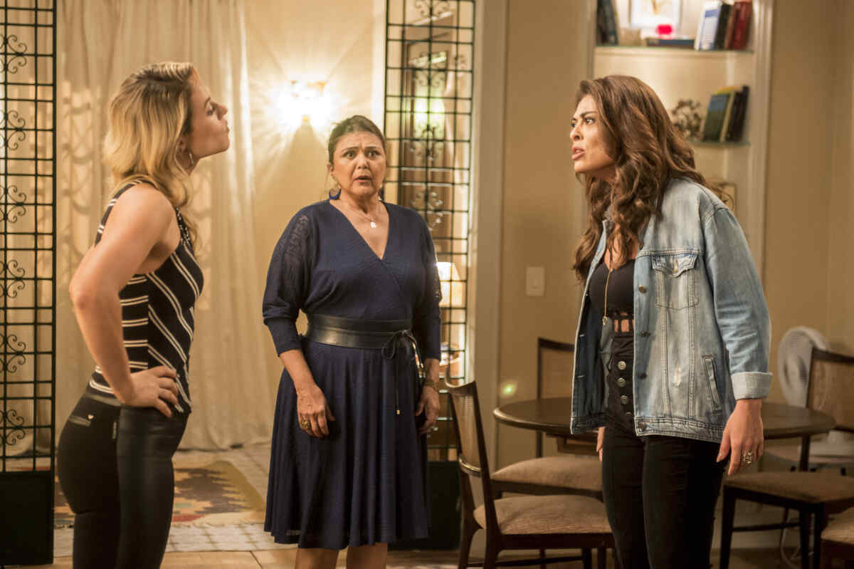 Aurora (Elizangela), Jeiza (Paolla Oliveira) e Bibi (Juliana Paes) em cena de A Força do Querer