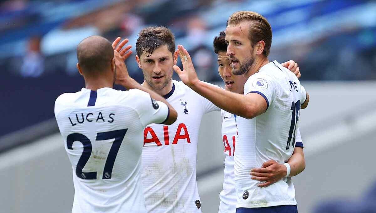 Jogadores do Tottenham comemorando gol