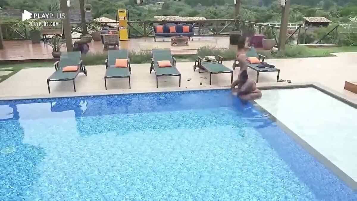 Escorpião invade piscina e assusta Jojo Todynho