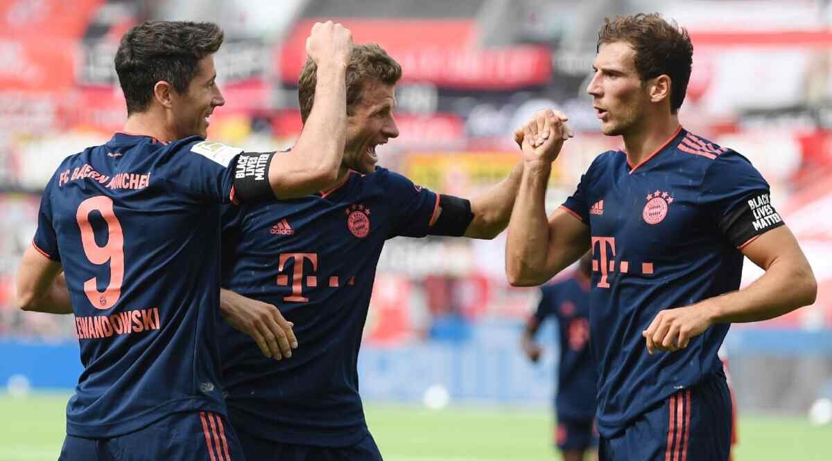 Jogadores do Bayern de Munique comemorando gol