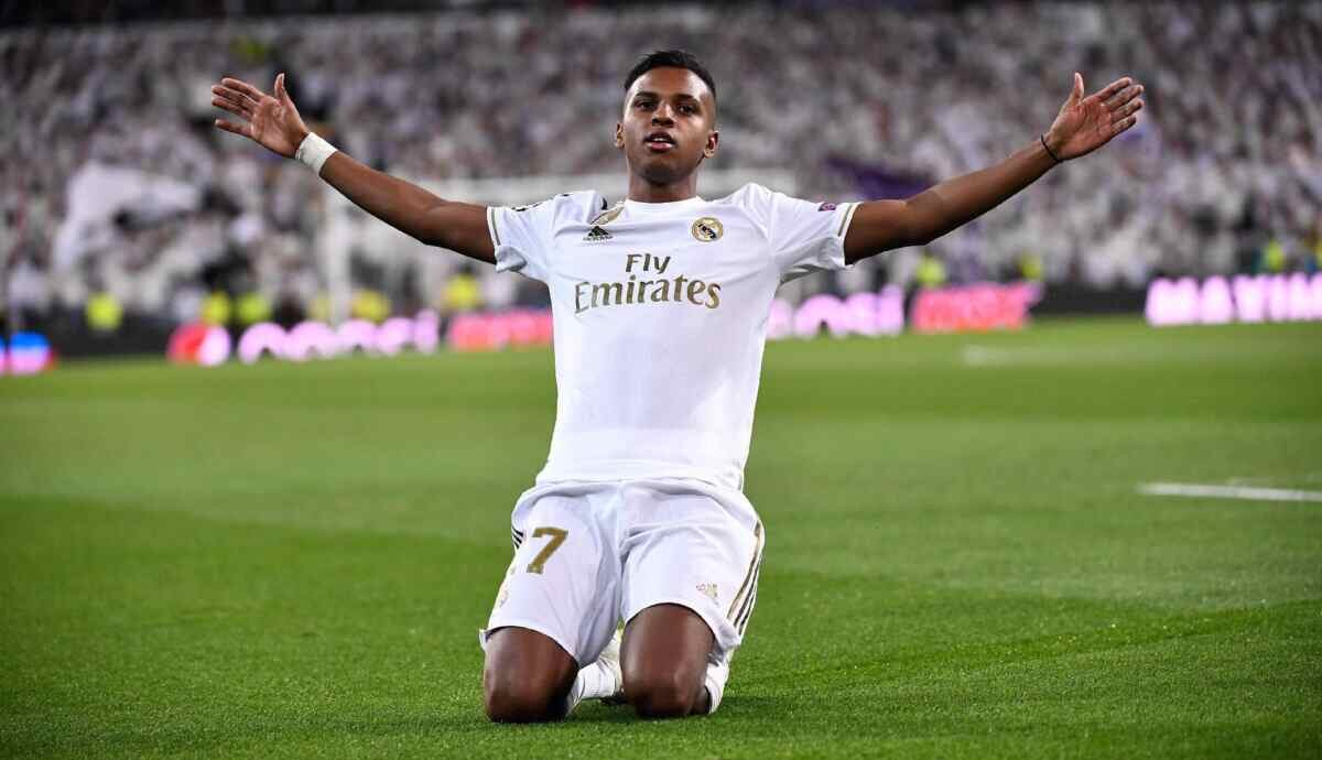 Brasileiro Rodrygo comemorando gol com a camisa do Real Madrid