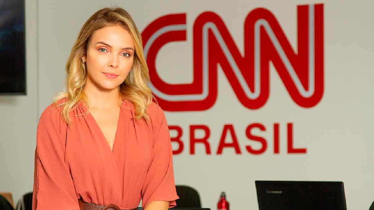 Tais Lopes na redação da CNN e em frente ao logo da emissora