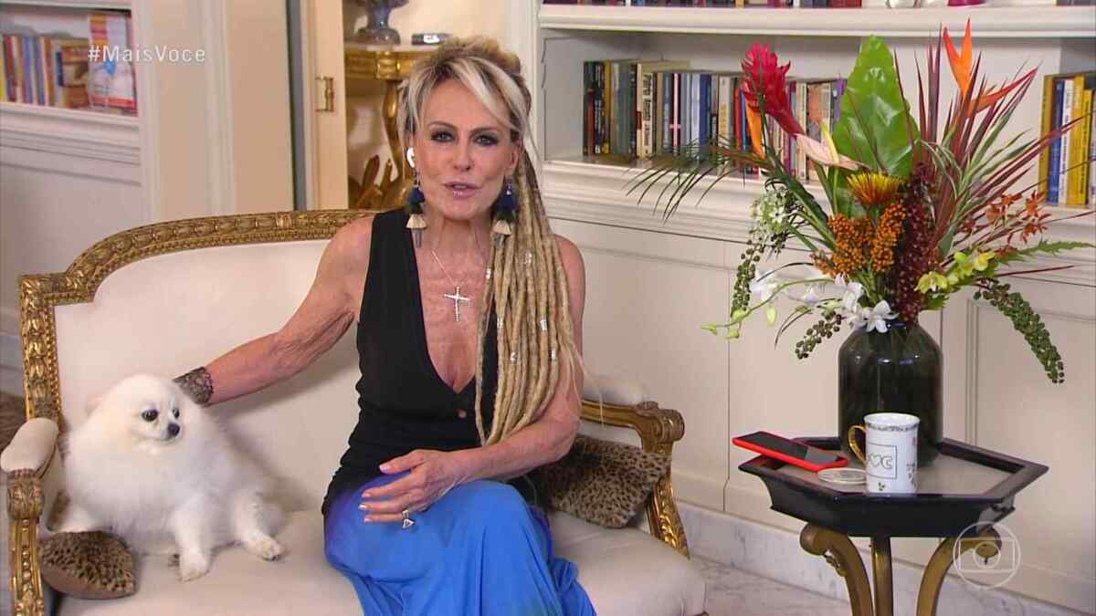 Ana Maria Braga ao lado do seu cachorrinho, no Mais Você desta segunda-feira (18).