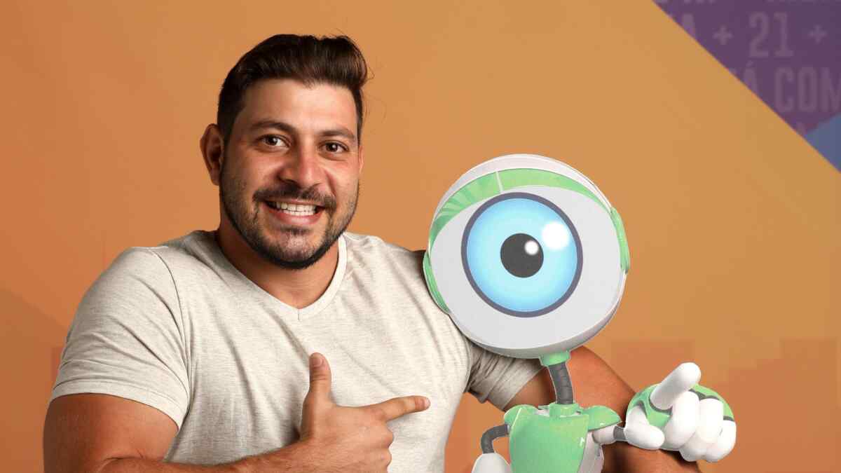 Caio Afiune segura o mascote do BBB 21