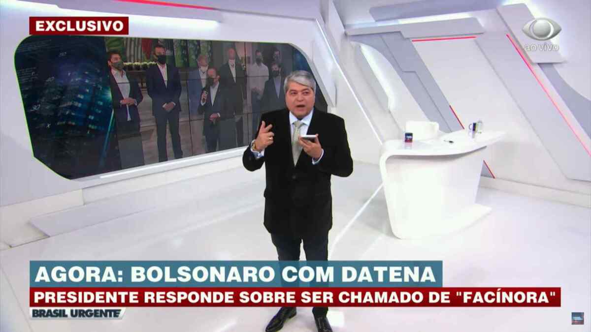 Datena no cenario entrevista Bolsonaro por telefone no estúdio do 'Brasil Urgente'