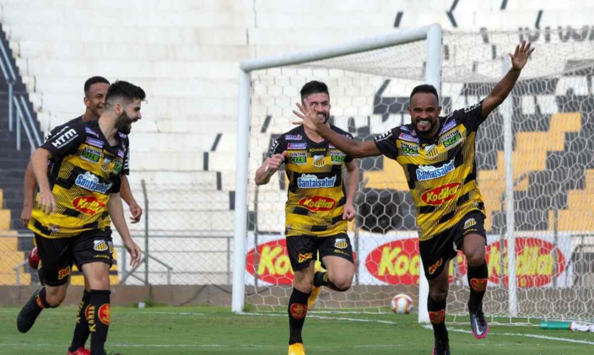 Jogadores do Novorizontino comemorando gol com a camisa do clube