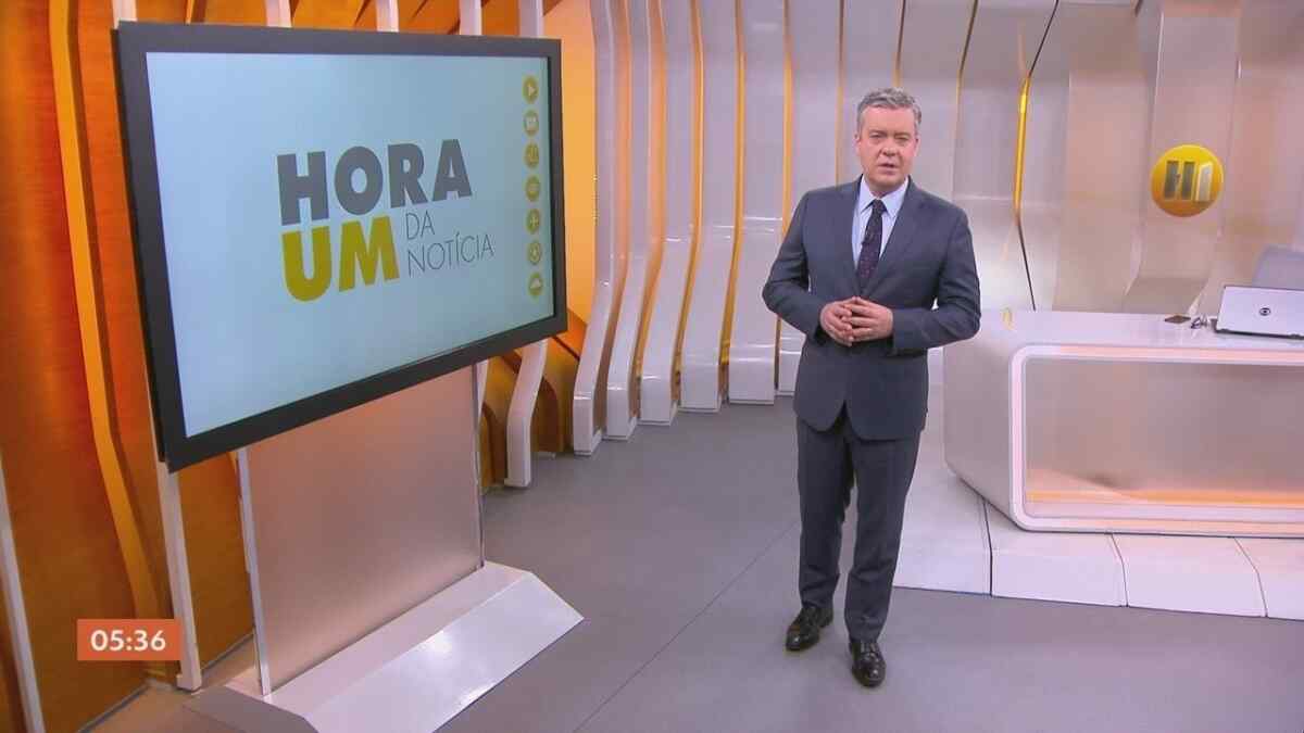 Apresentador Roberto Kovalick no estúdio do Hora 1