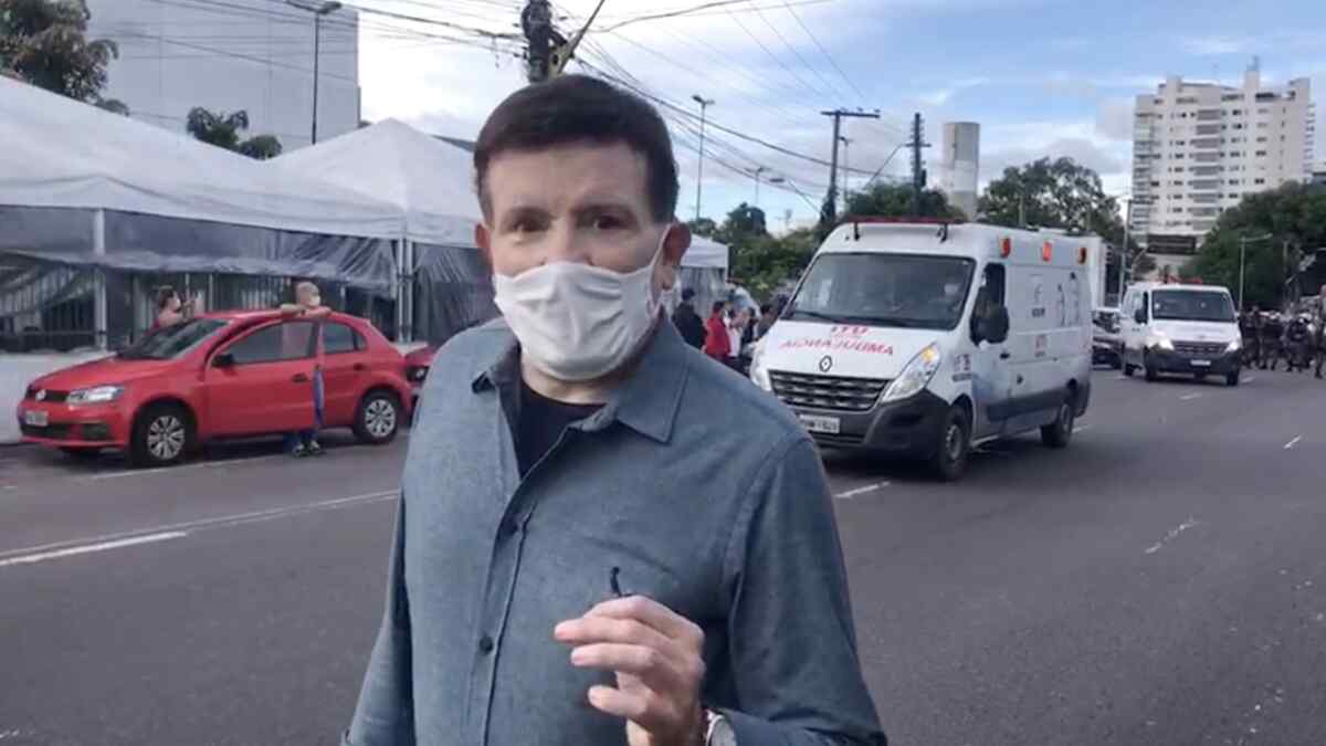 Roberto Cabrini durante reportagem em Manaus