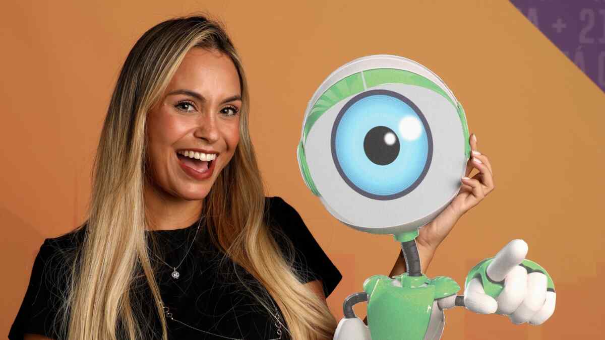 Sarah segura mascote do BBB 21