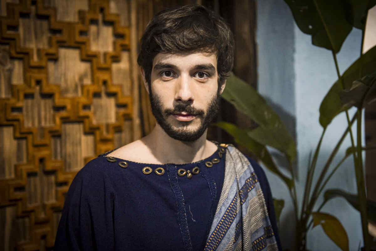 Vitor Novello caracterizado como Abrão na novela Gênesis, da Record TV