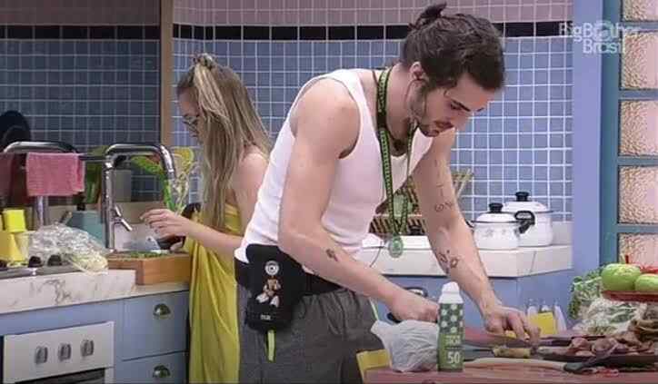 Fiuk conta para João Luiz como aprendeu a cozinhar, enquanto prepara almoço para os participantes do BBB 21