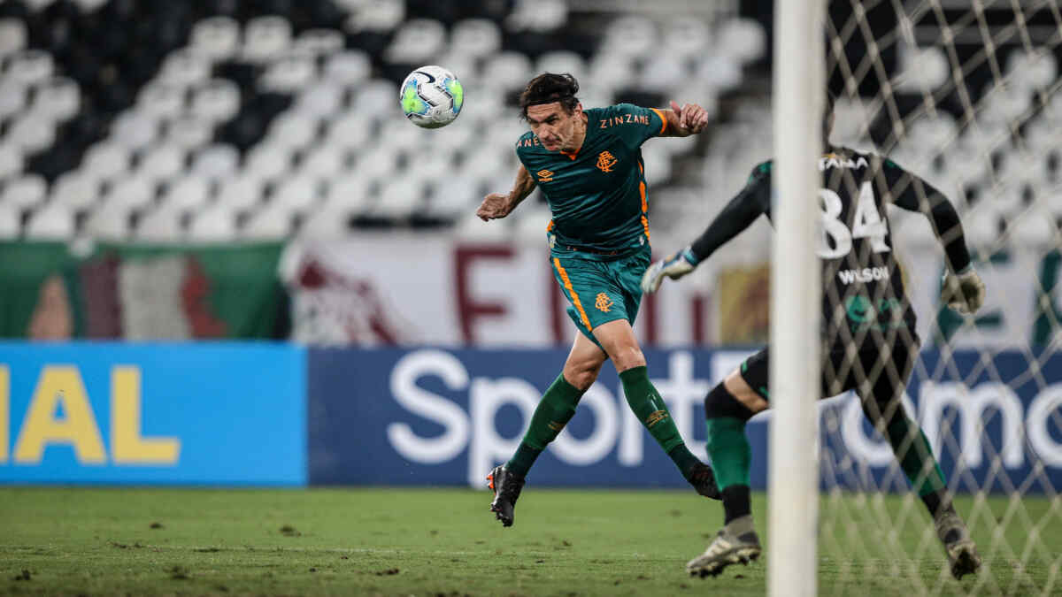 Jogador do Fluminense marcando um gol de cabeça no jogo contra o Coritiba no primeiro turno