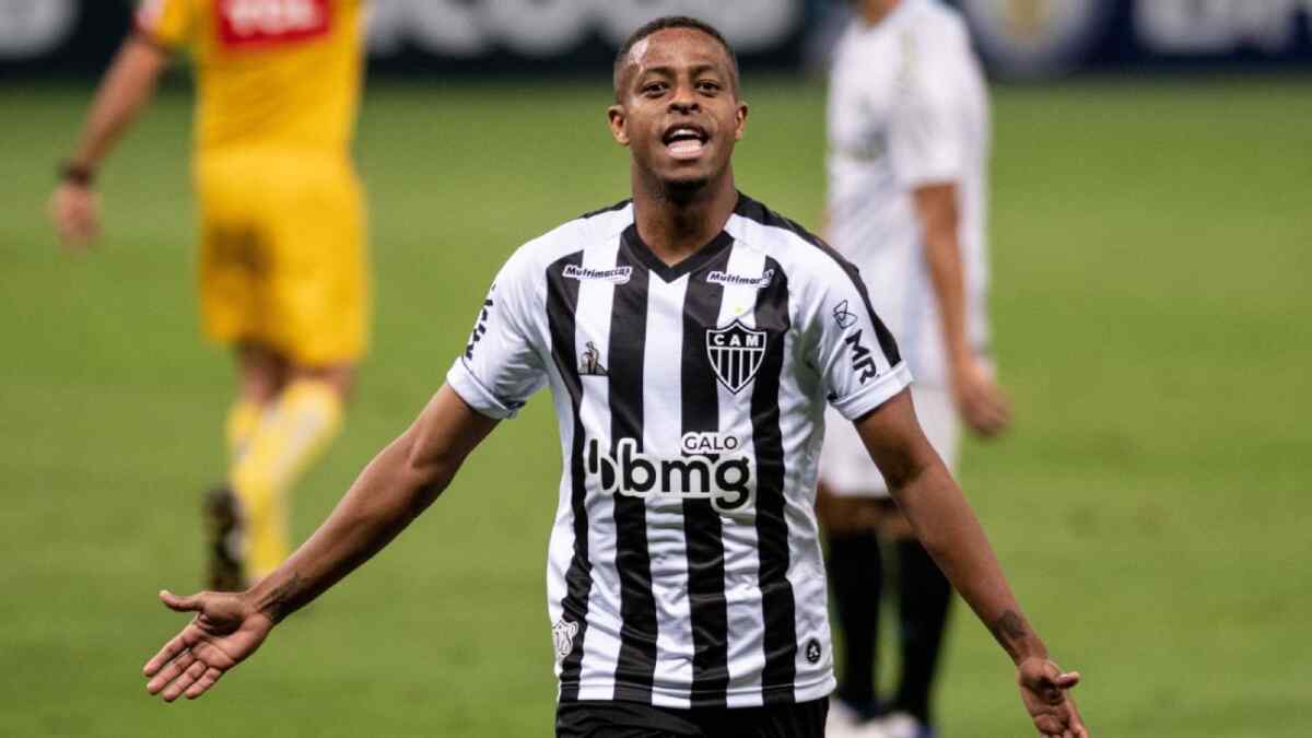 Jogador Keno comemorando gol com a camisa do Atlético/MG