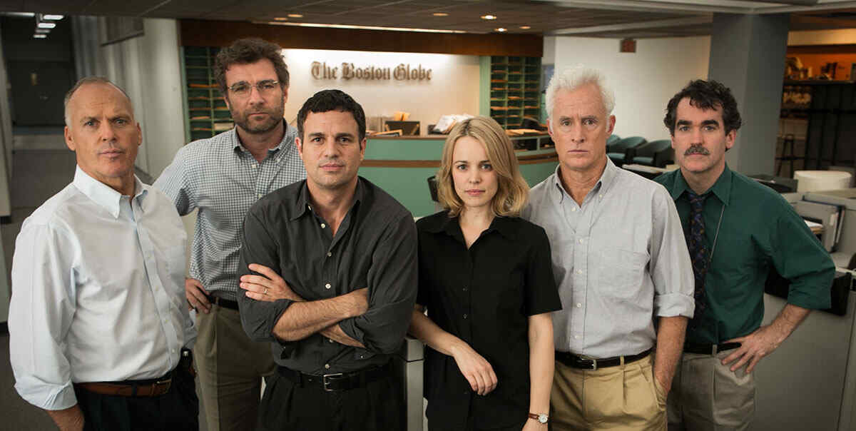 Cena do filme Spotlight - Segredos Revelados, com os protagonistas do longa-metragem, exibido pela Record TV na Super Tela