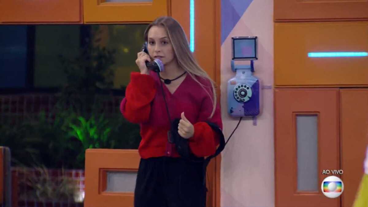 Carla Diaz atende Big Fone durante programa ao vivo do BBB 21