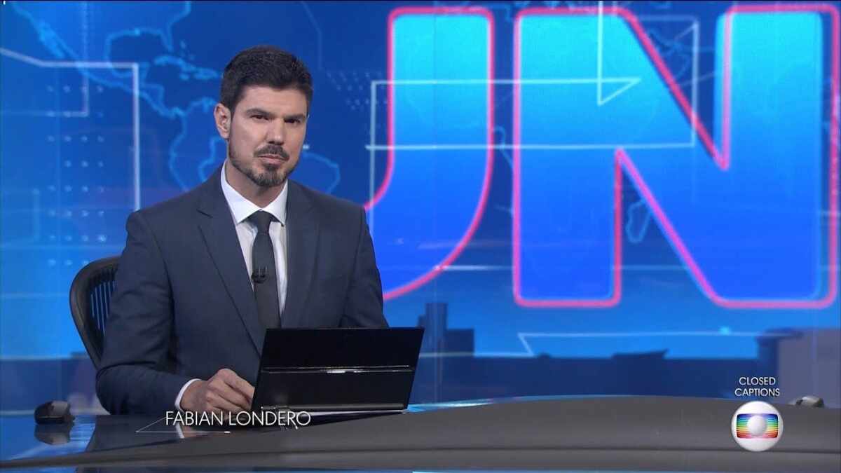 Fabian Londero no estúdio do Jornal Nacional, durante sua participação no rodízio de apresentadores locais do telejornal