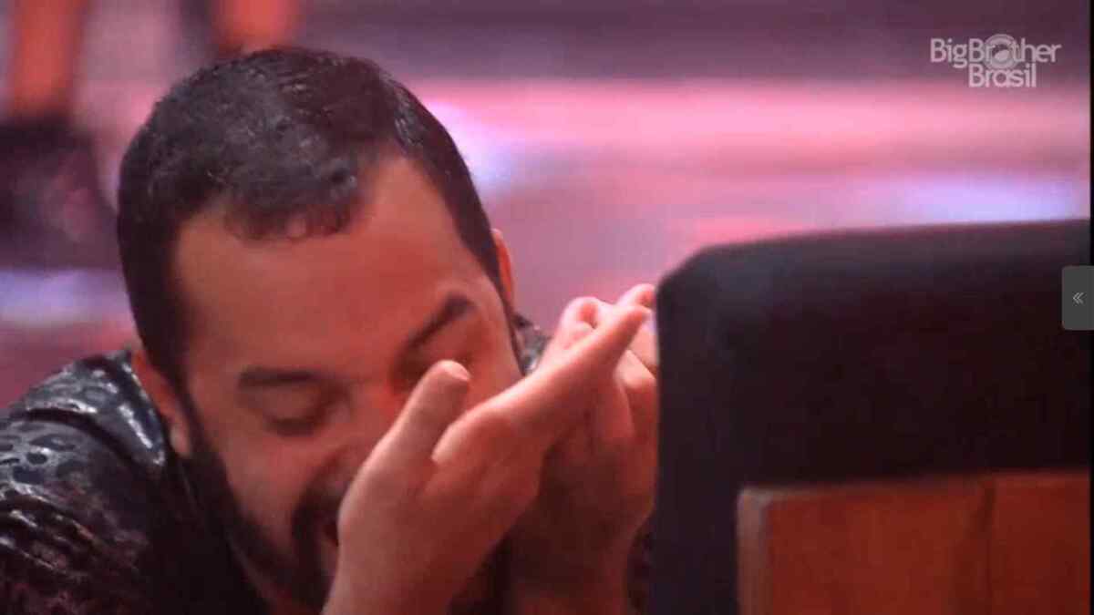 Gilberto morde sua mão no BBB 21