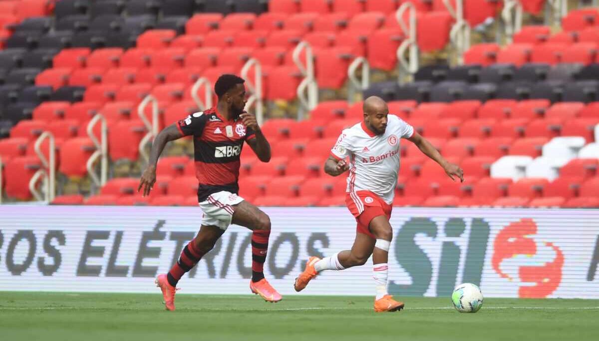 Jogadores de Flamengo e Internacional em partida de futebol pelo Campeonato Brasileiro