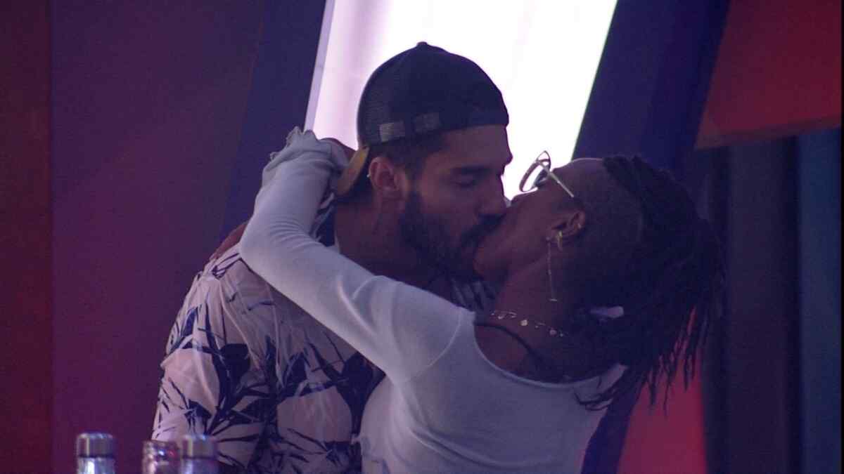 Karol Conká e Arcrebiano se beijando na festa