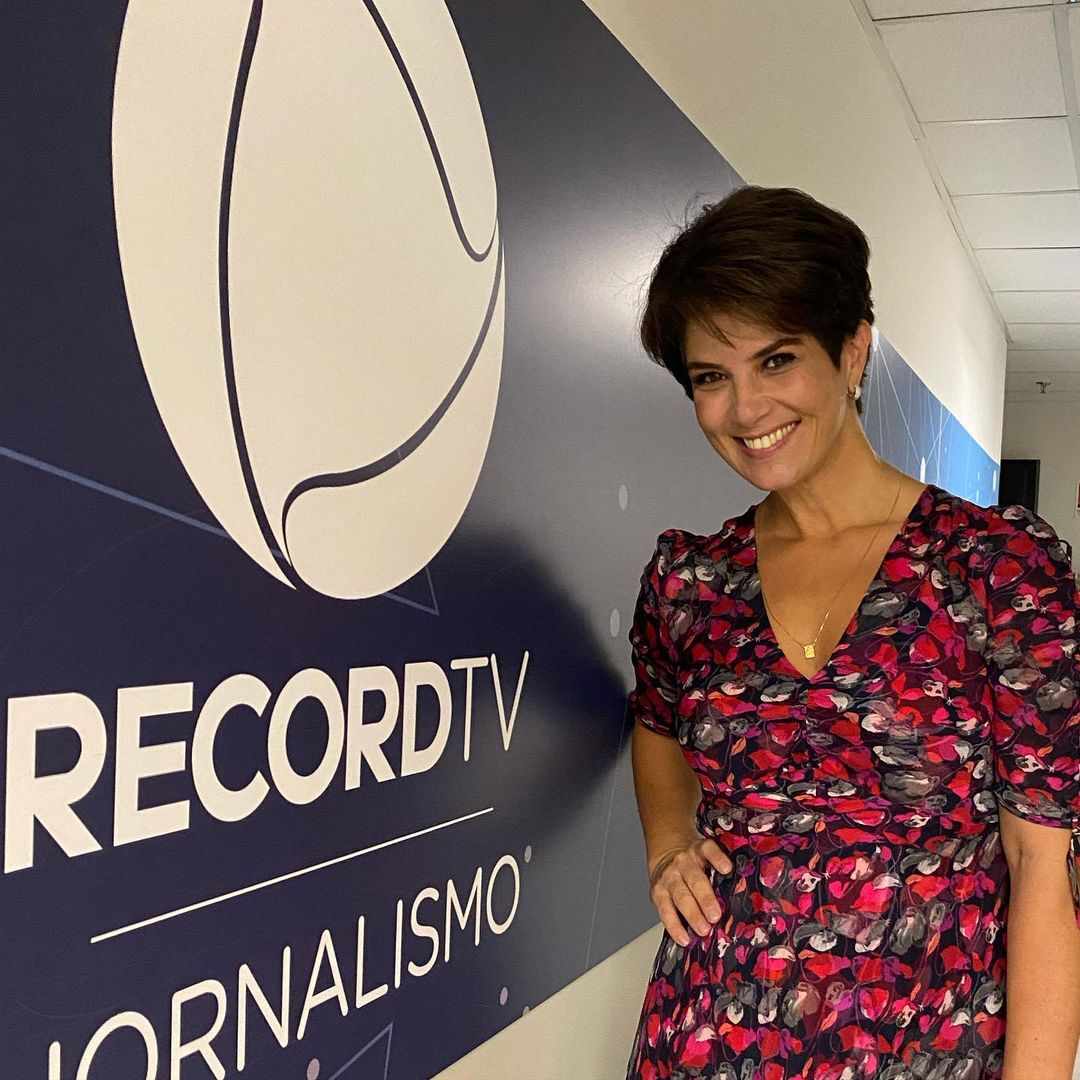 Mariana Godoy posa para foto na redação de jornalismo da Record TV