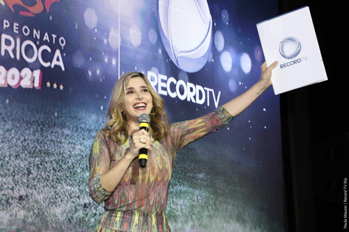 Mylena Ciribelli apresentou evento de assinatura de contrato do Campeonato Carioca na Record TV Rio