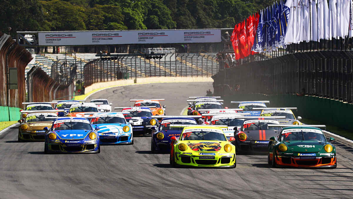 Carros da Porsche Cup durante corrida