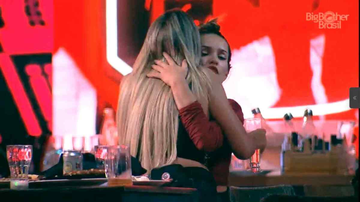 Sarah recebe abraço de Juliette na festa Amsterdam no BBB 21