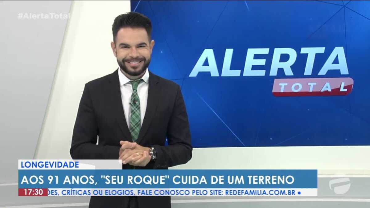 Edinho Fernandes, apresentador do Alerta Total, nos estúdios da Rede Família