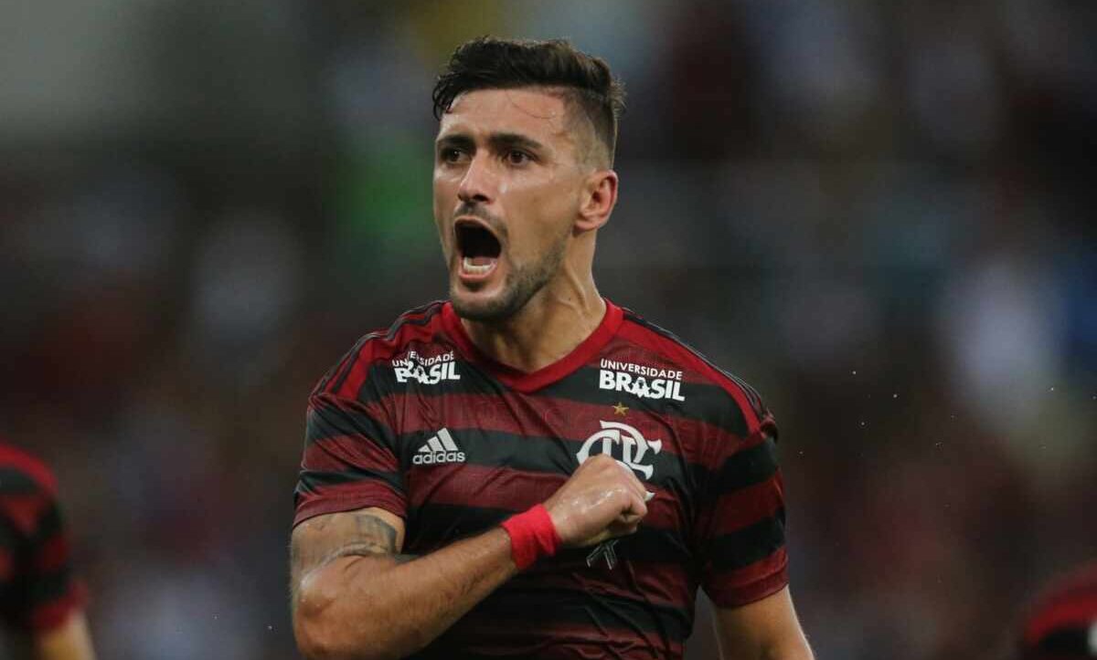 Jogador uruguaio Arrascaeta comemorando gol com a camisa do Flamengo