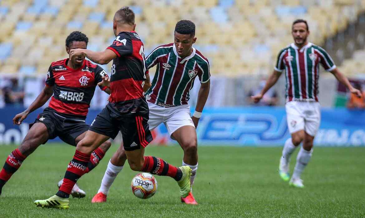 Partida entre Flamengo e Fluminense pela final do Campeonato Carioca