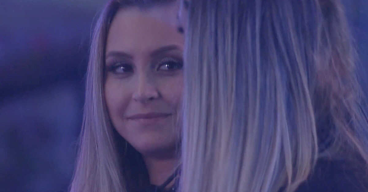 Sarah e Carla Diaz aproveitou a festa da líder Karol Conká, para falar sobre o jogo dentro do BBB 21. A atriz disse que está do lado da sister.