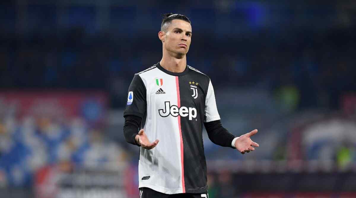 Cristiano Ronaldo em campo disputando uma partida pela Juventus