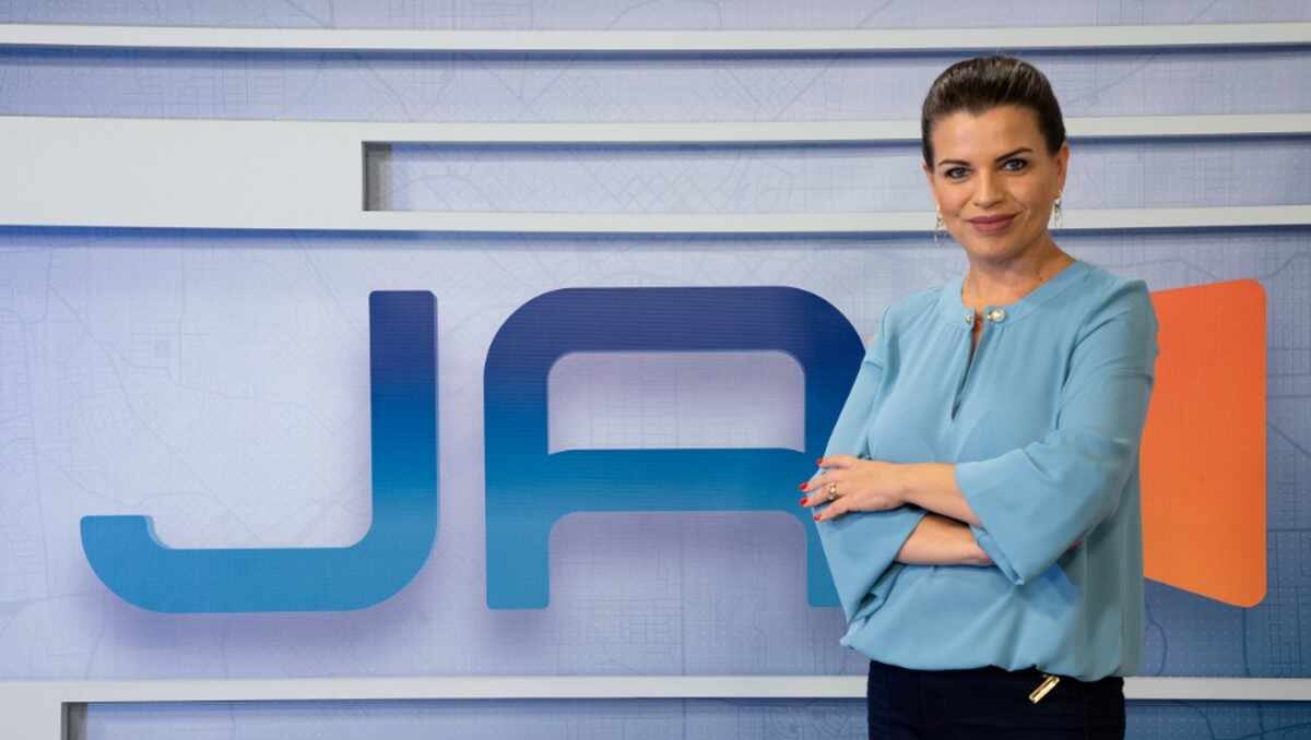 Denise de Medeiros no estúdio do Jornal do Almoço em Criciúma