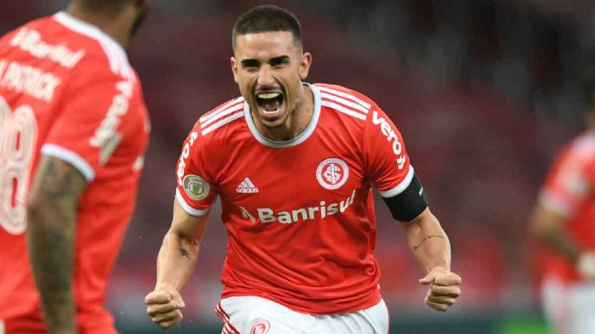 Thiago Galhardo comemorando gol com a camisa do Internacional