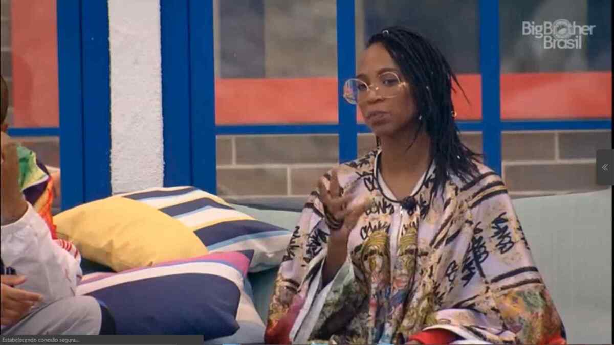 Karol Conká conversa com Projota na área externa do BBB 21