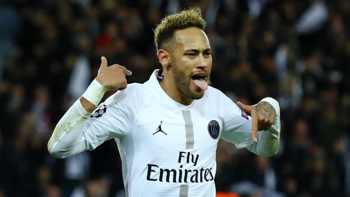 Neymar comemorando gol pelo PSG